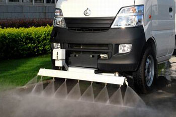 小型人行道专用道路清洗车前排喷杆