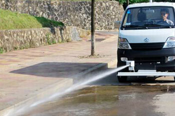 小型人行道专用道路清洗车定点喷射