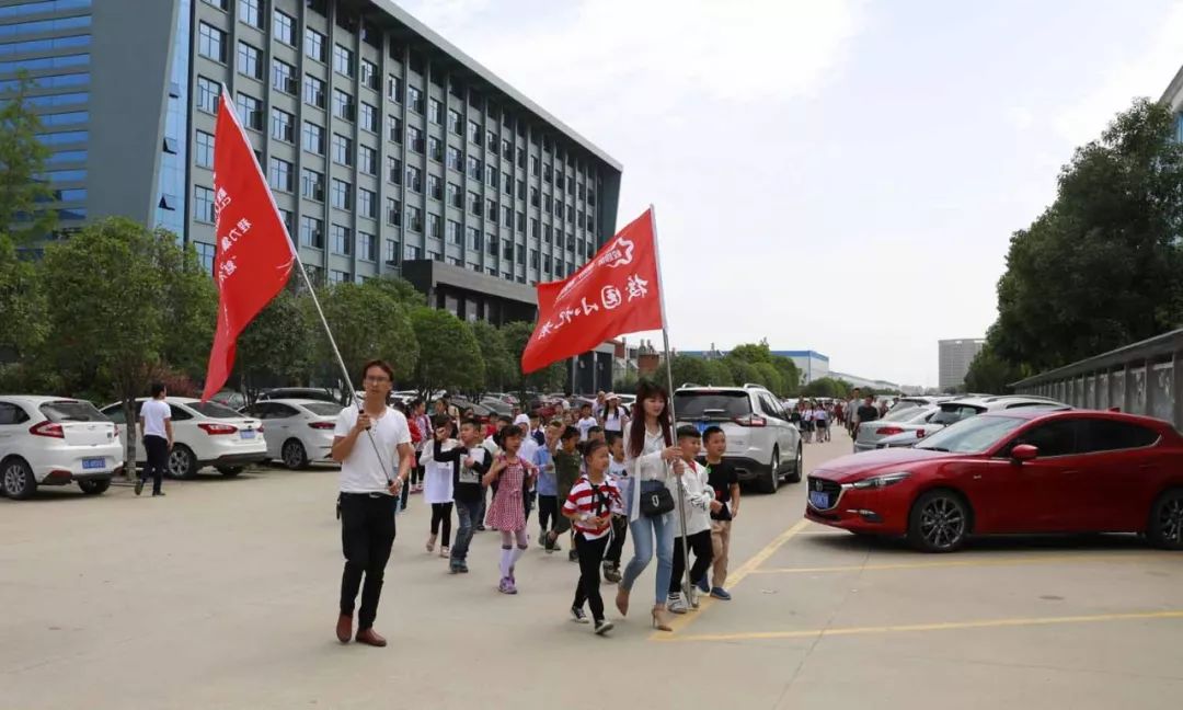 记者团参观厂区，步调一致纪律严明，这气场和大腕做派令唏嘘感慨。 