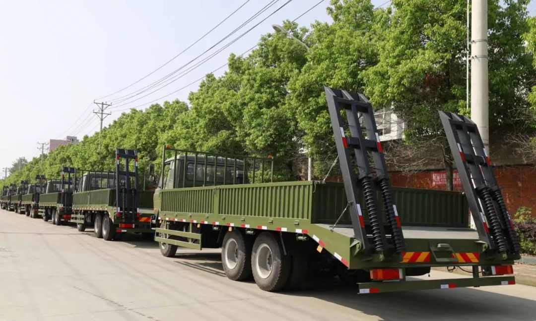 程力研发生产的 工兵抢险、清障、机械设备转运多功能后勤保障车