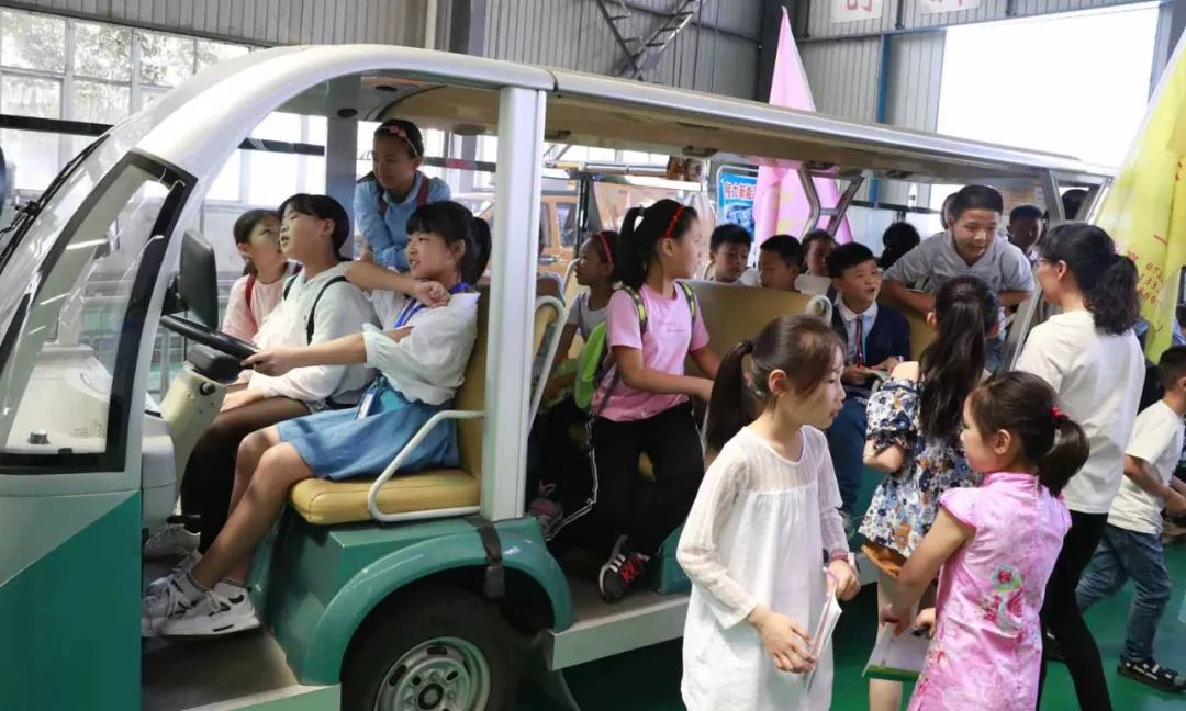 孩子们对程力新能源环卫小天使系列爱不释手，开心体验过了一把瘾