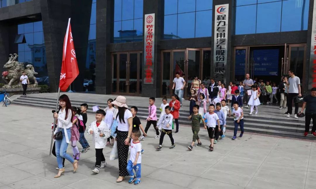 **届"魅力随州，多彩程力"抖音短视频作品大赛组**会会长郭双莹（左一）、秘书长蒋礼（右一）带领孩子们参观专汽，并作讲解。