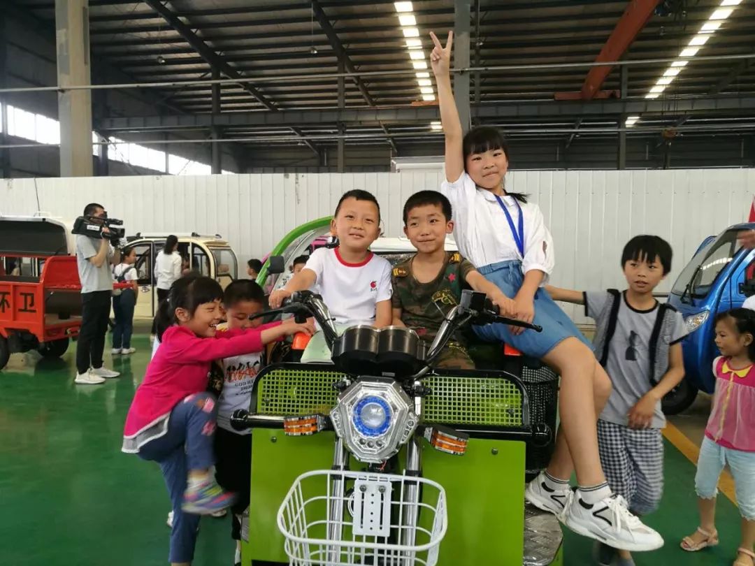 孩子们对程力新能源环卫小天使系列爱不释手，开心体验过了一把瘾