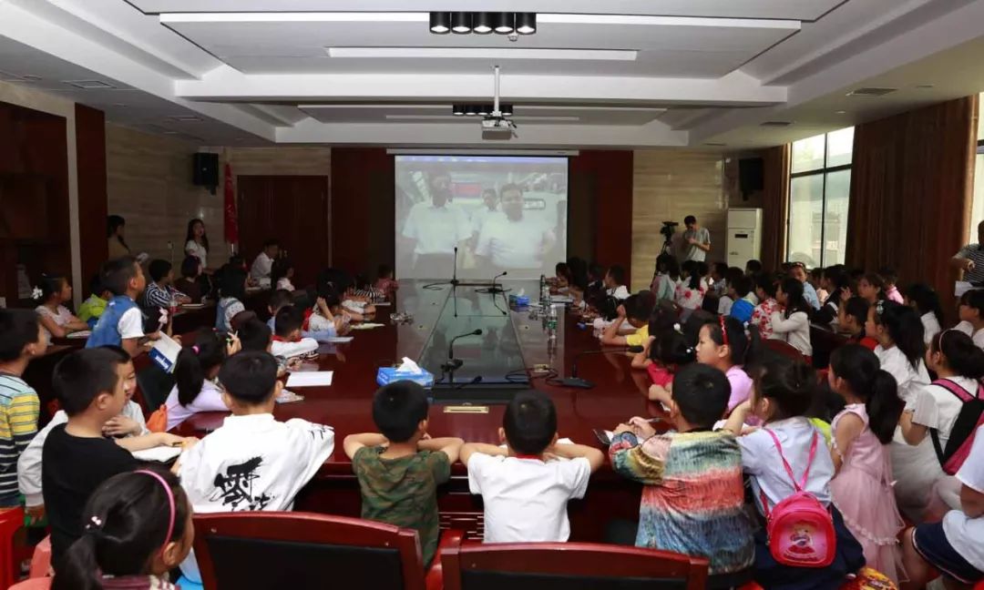 小伙伴们在会议室观看程力宣传片，聚精会神一丝不苟的做笔记，领略专用汽车文化神奇独特的魅力。