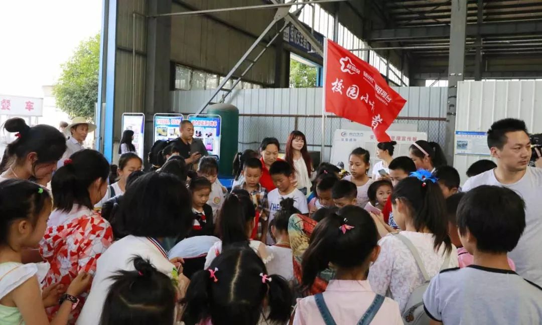 孩子们对程力新能源环卫小天使系列爱不释手，开心体验过了一把瘾