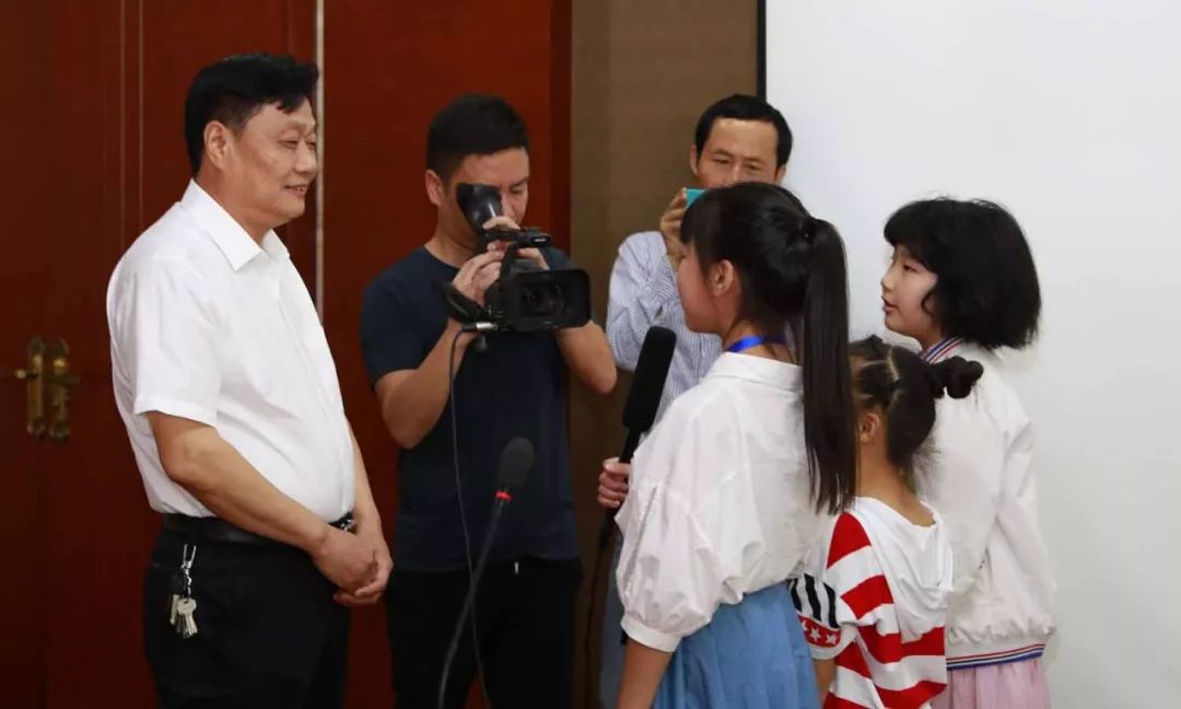 程力汽车集团党**副**、纪****郭传文（左一）现场接受小记者朋友的提问和采访。