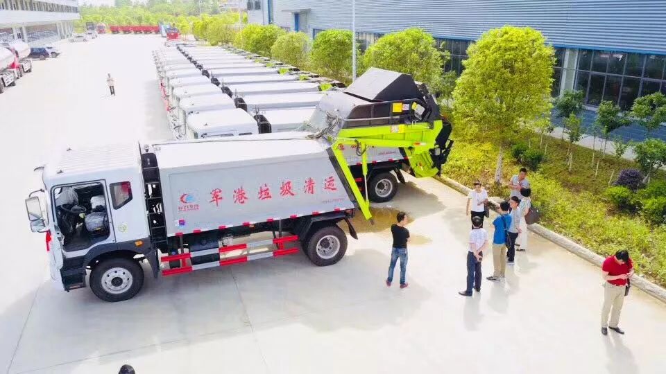 压缩垃圾车批量整装待发