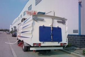 五十铃纯吸式扫地车工作视频演示 五十铃清扫车清扫效果视频