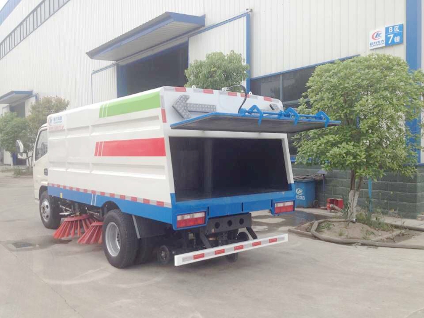 东风小霸王扫路车尾部图片