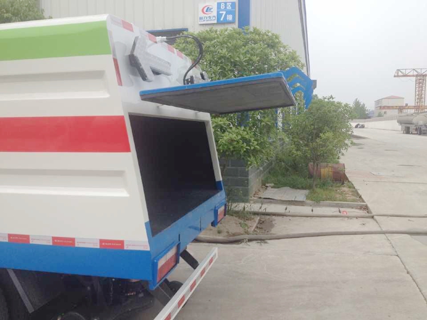 东风小霸王扫路车后门图片