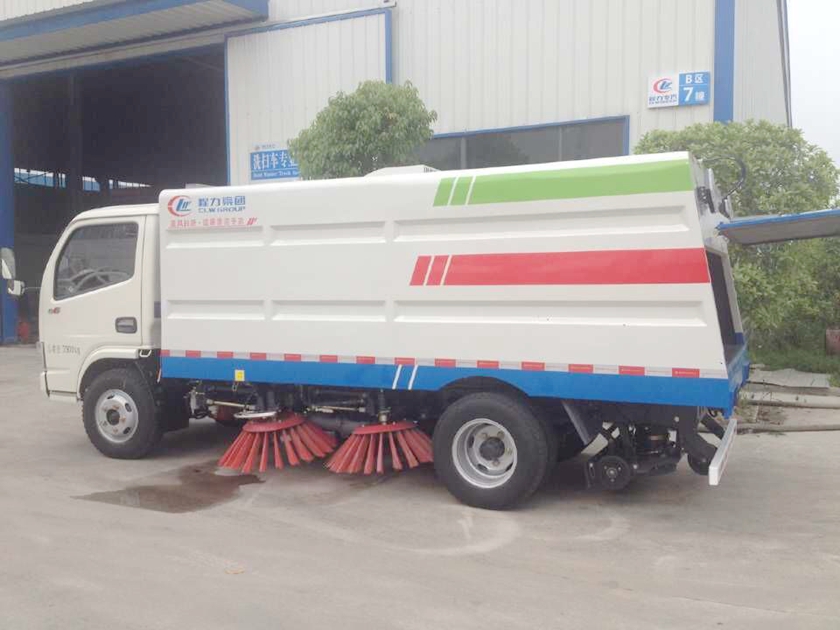 东风小型环卫扫路车图片
