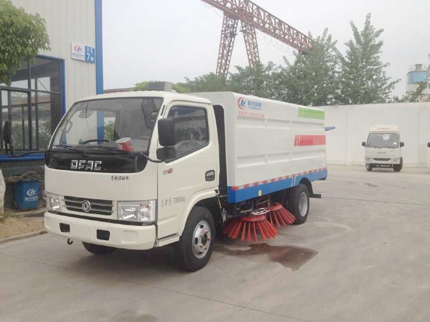 东风福瑞卡扫路车侧面