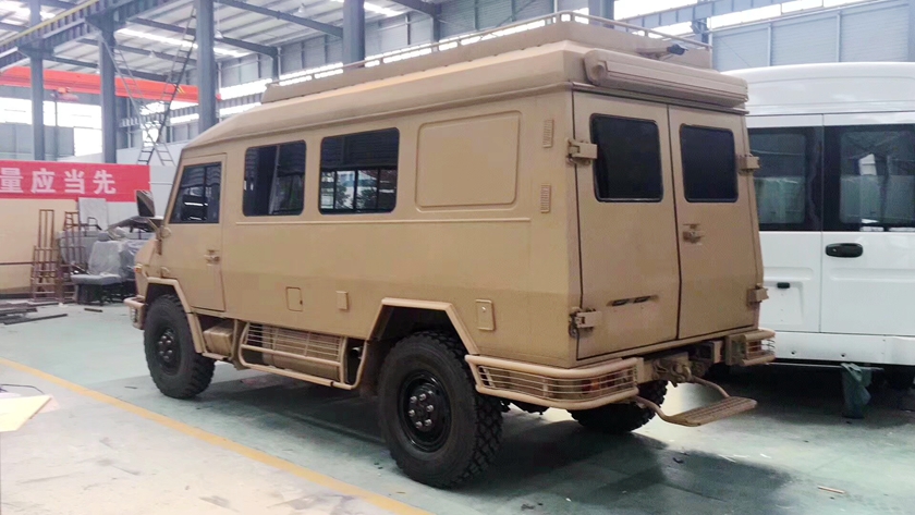 依维柯2046四驱越野房车后侧图片
