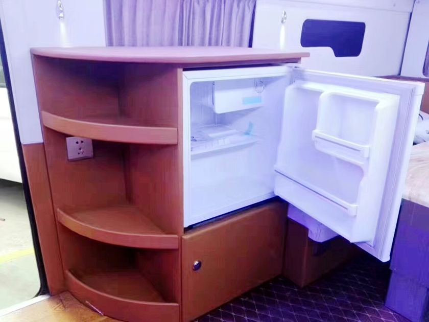 依维柯2046四驱越野房车配备冰箱图片