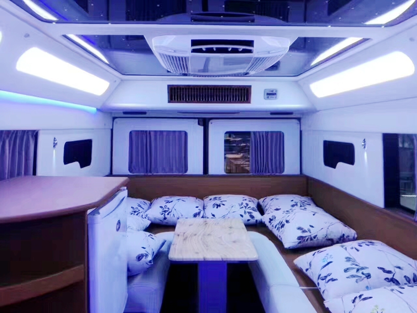 依维柯2046四驱越野房车内饰图片