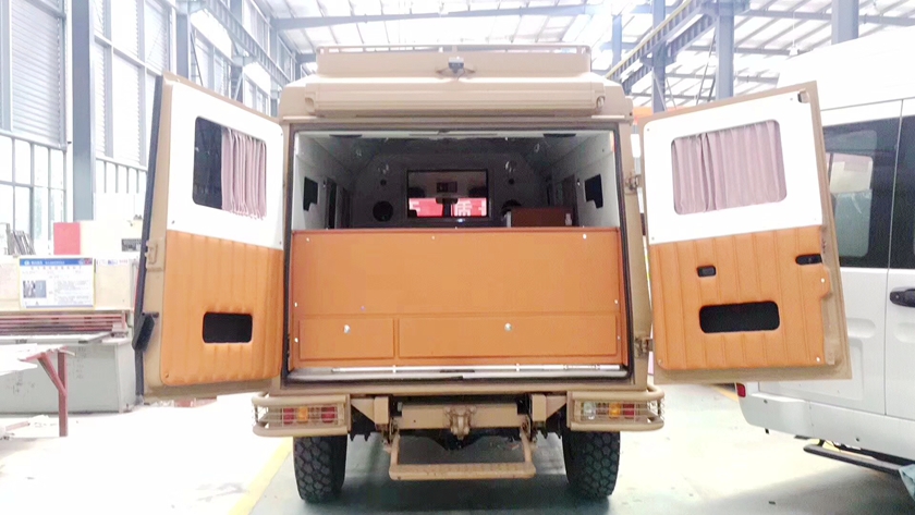 依维柯2046四驱越野房车后门图片