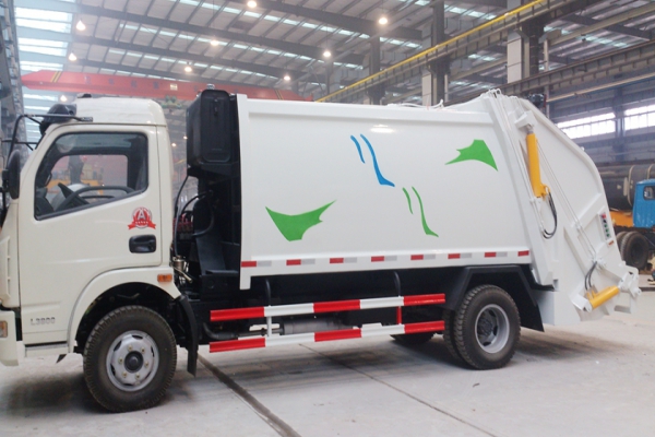 东风多利卡后装式压缩垃圾车照片