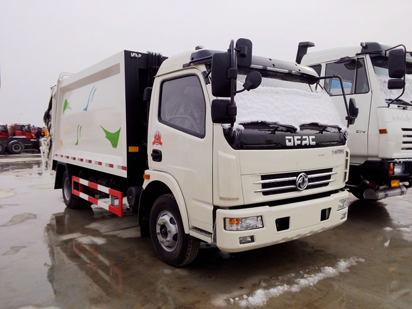 东风多利卡后装式压缩垃圾车照片,东风多利卡压缩垃圾车驾驶室侧部图片