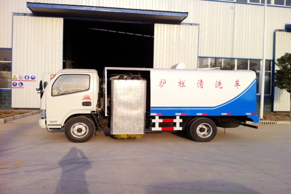 东风小多利卡护栏清洗车图片