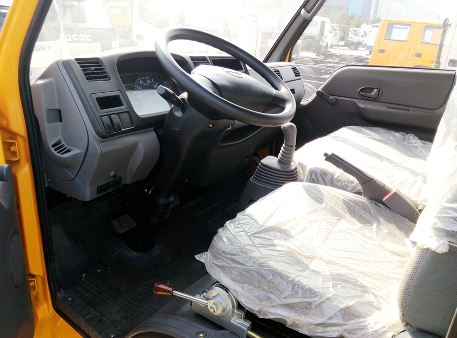 五十铃折叠式高空作业车主驾驶图片