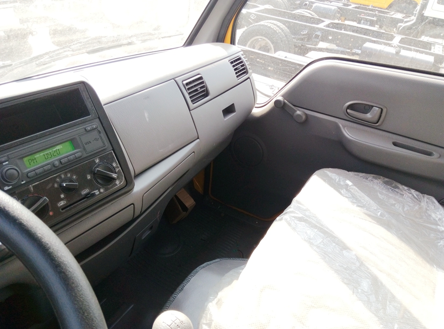 庆铃16米高空作业车驾驶室内部图片