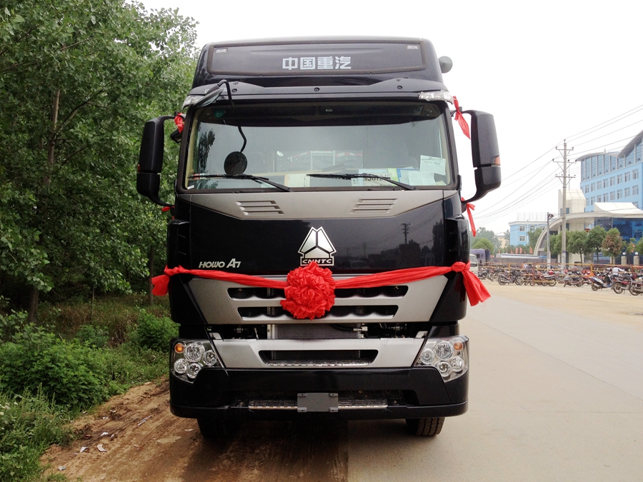 重汽三轴半挂式油罐运输车图片