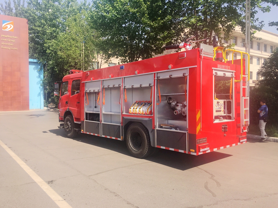 东风单桥泡沫式消防车图片