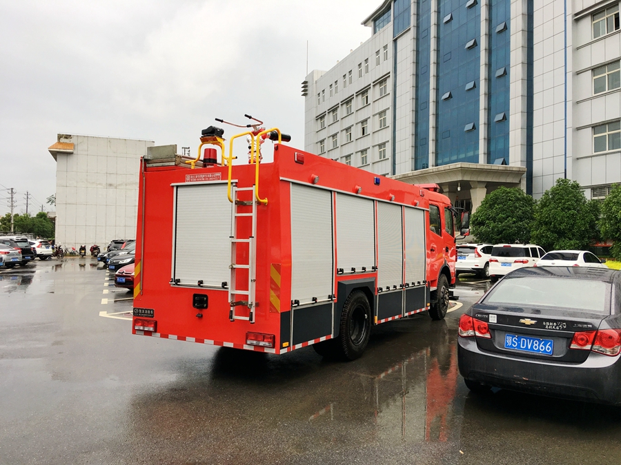 东风单桥泡沫式消防车图片