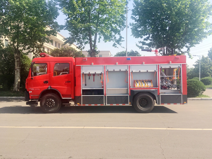 东风单桥泡沫式消防车图片