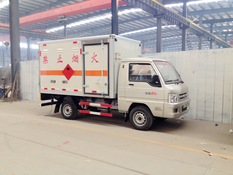 福田时代易燃物品运输车图片