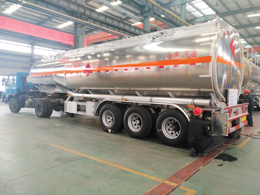 三轴运油半挂车图片,三桥油品半挂运输车图片