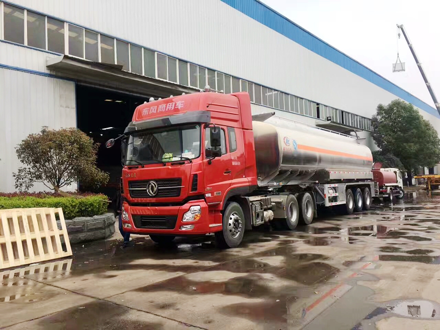 三轴运油半挂车图片,三桥油品半挂运输车图片