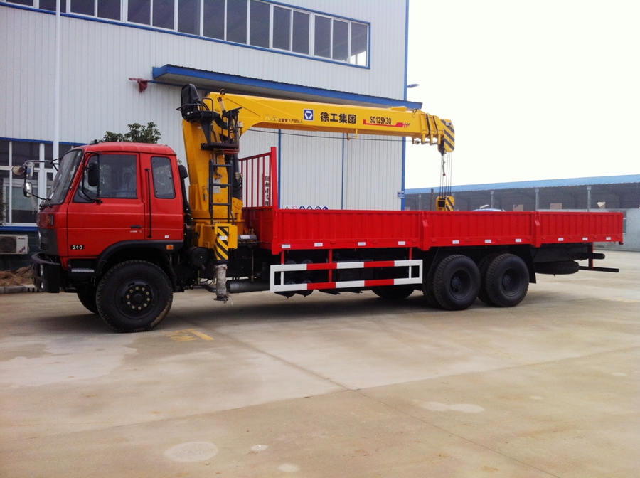 东风平头后双桥随车吊图片,后八轮随车起重运输车图片