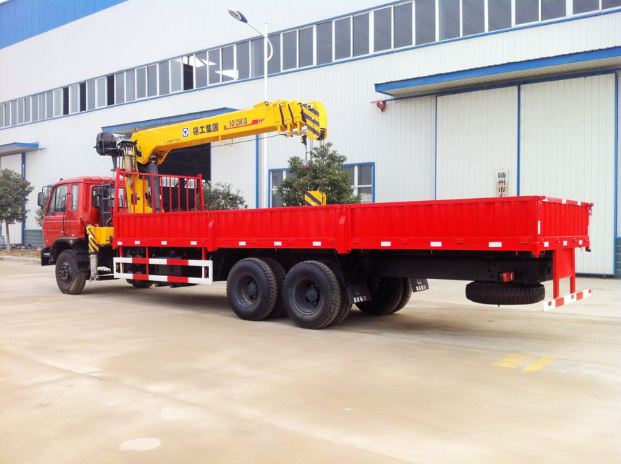东风平头后双桥随车吊图片,后八轮随车起重运输车图片
