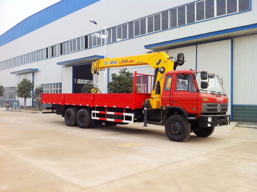 东风平头后双桥随车吊图片,后八轮随车起重运输车图片