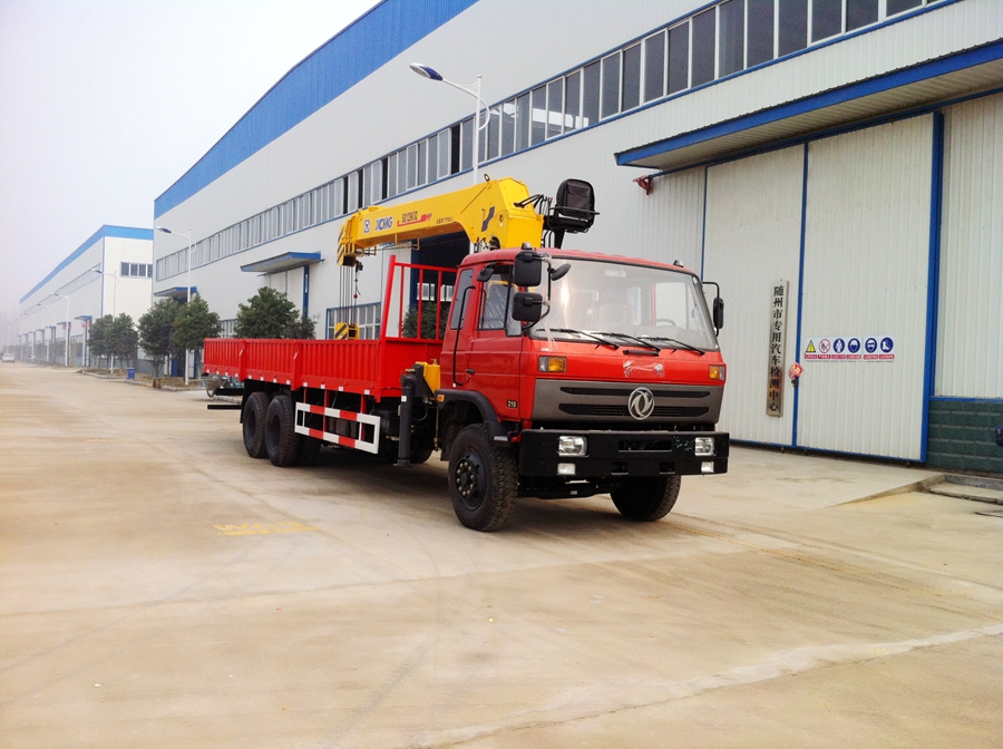 东风平头后双桥随车吊图片,后八轮随车起重运输车图片