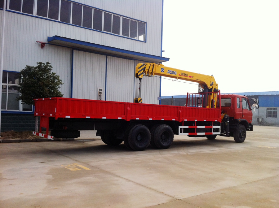 东风平头后双桥随车吊图片,后八轮随车起重运输车图片