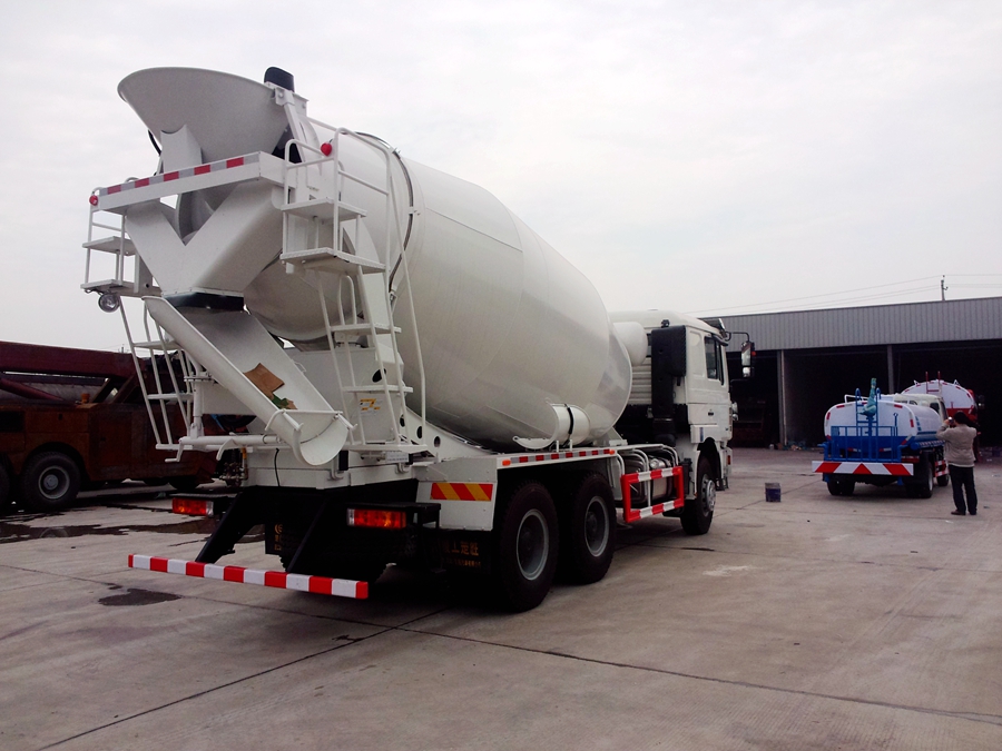 陕汽德龙后八轮水泥搅拌车图片,陕汽德龙F3000后双桥搅拌车图片