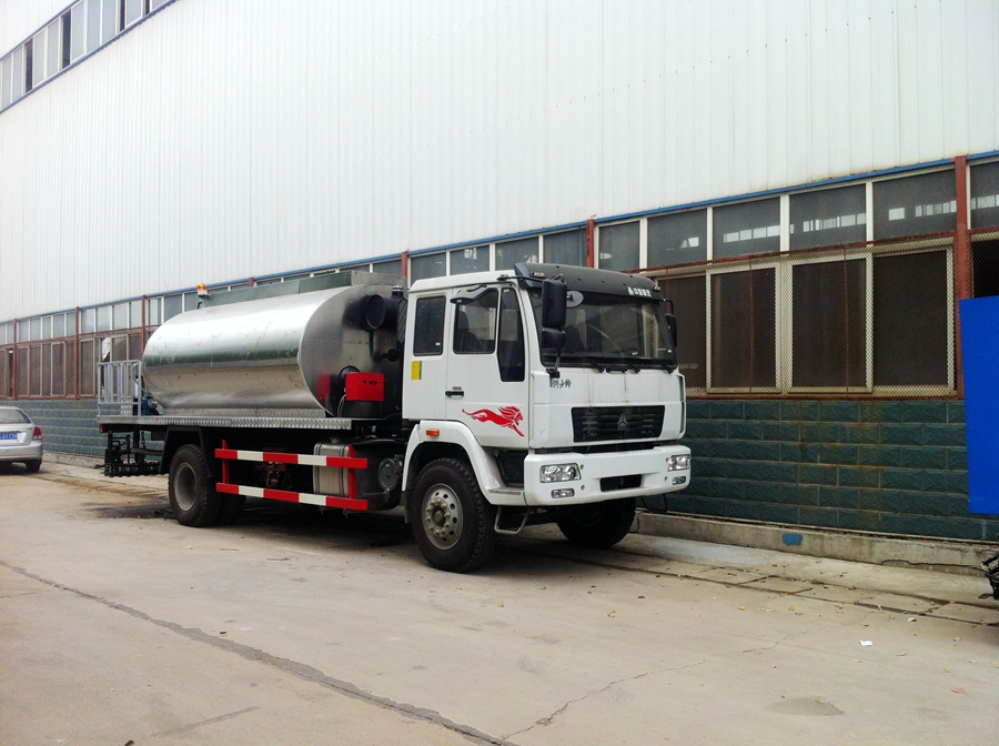 重汽黄河少帅沥青洒布车图片,智能沥青洒布车图片