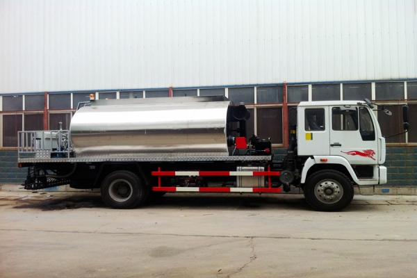 重汽黄河少帅沥青洒布车图片
