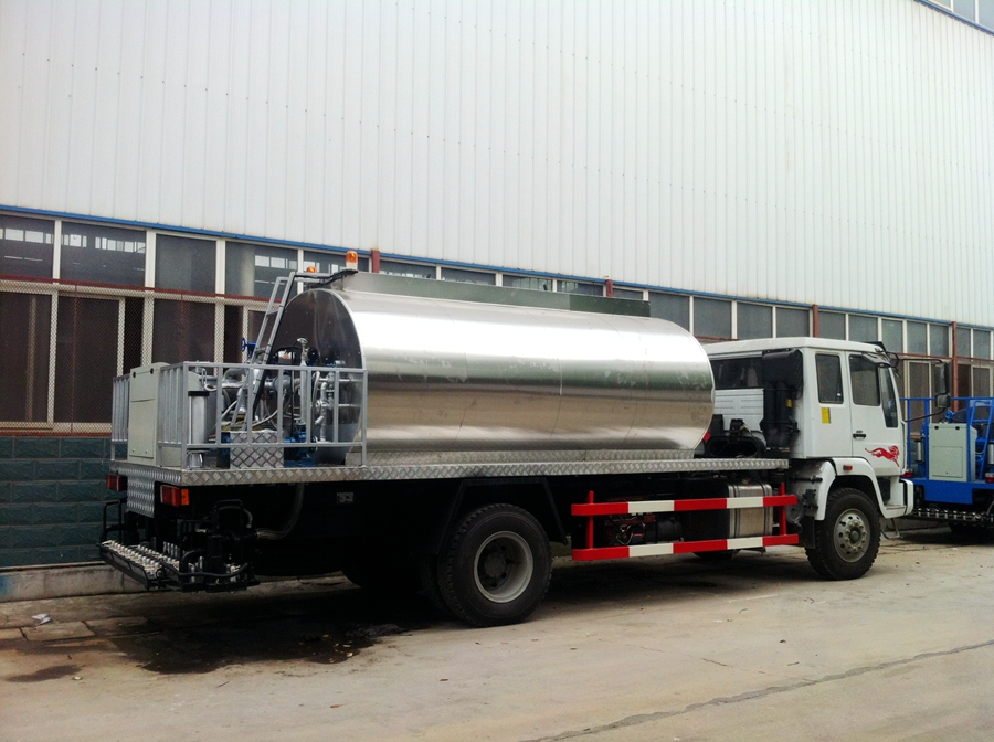 重汽黄河少帅沥青洒布车图片,智能沥青洒布车图片