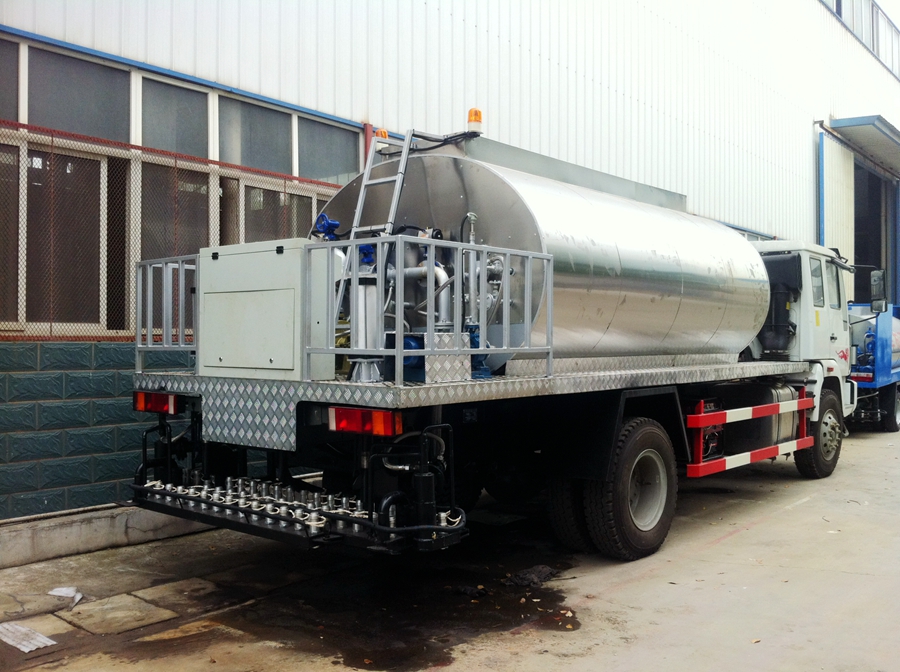 重汽黄河少帅沥青洒布车图片,智能沥青洒布车图片