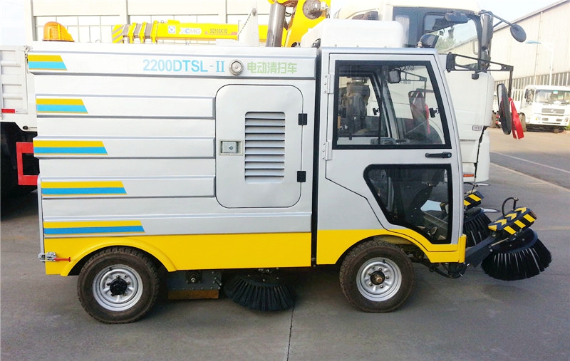 电动2200DTSL型扫地车图片,封闭式驾驶扫地机图片