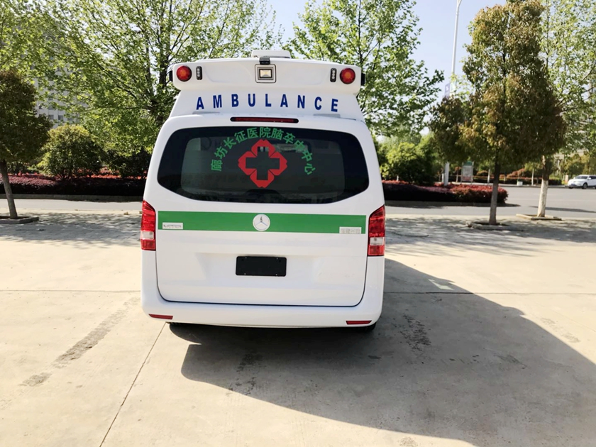 奔驰新威霆救护车外观实拍图片,奔驰威霆医疗救援车尾部图片 奔驰新威霆救护车外观实拍图片,奔驰威霆医疗救援车尾部图片