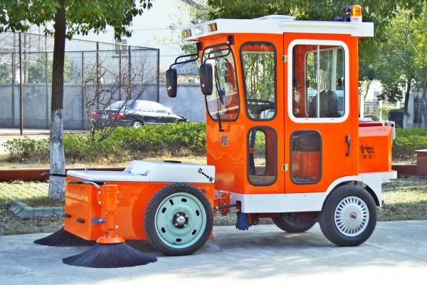 清扫车大的太贵 电动的不能长时间工作 看看clw1600小型柴油清扫车吧