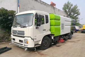 湖北程力大型东风天锦冲洗扫地车获得国外客户的赞赏