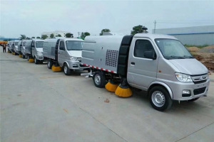 湖北程力自主研发国四排放东风汽油扫地车下线
