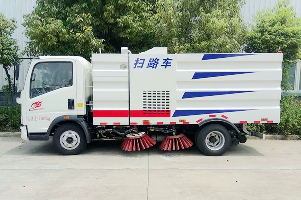 冬季使用扫路车、洗扫车、吸尘车进行路面作业哪个更合适