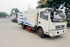 扫路车是配用几缸的发动机？