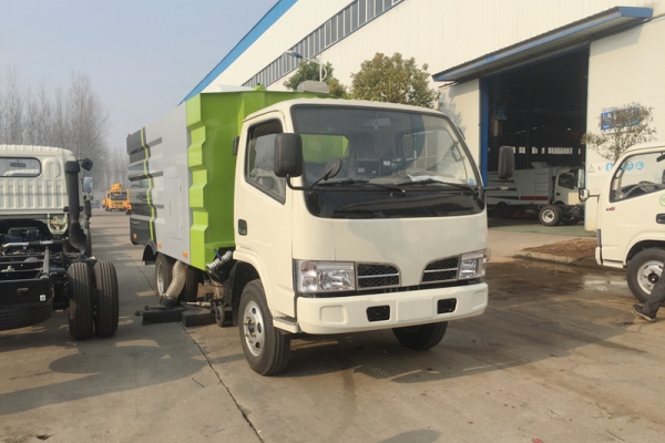 冬季扫路车要及时排水